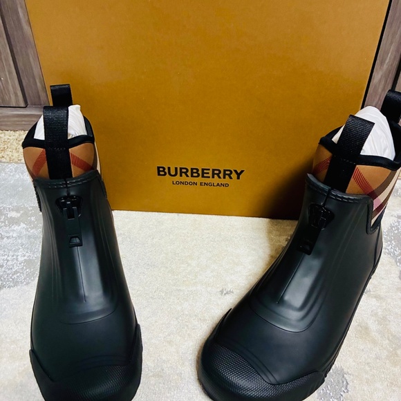 MENS BURBERRY BOOTS SIZE 7 - Picture 2 of 5